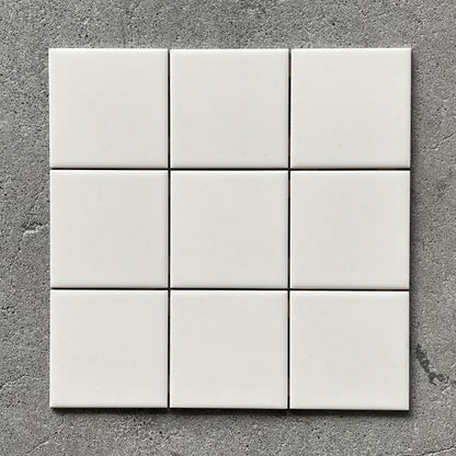 半磁器タイル 100角タイル 平【TOTO】内装壁タイル イベル （淡いベージュ）AA10#41｜廃盤品