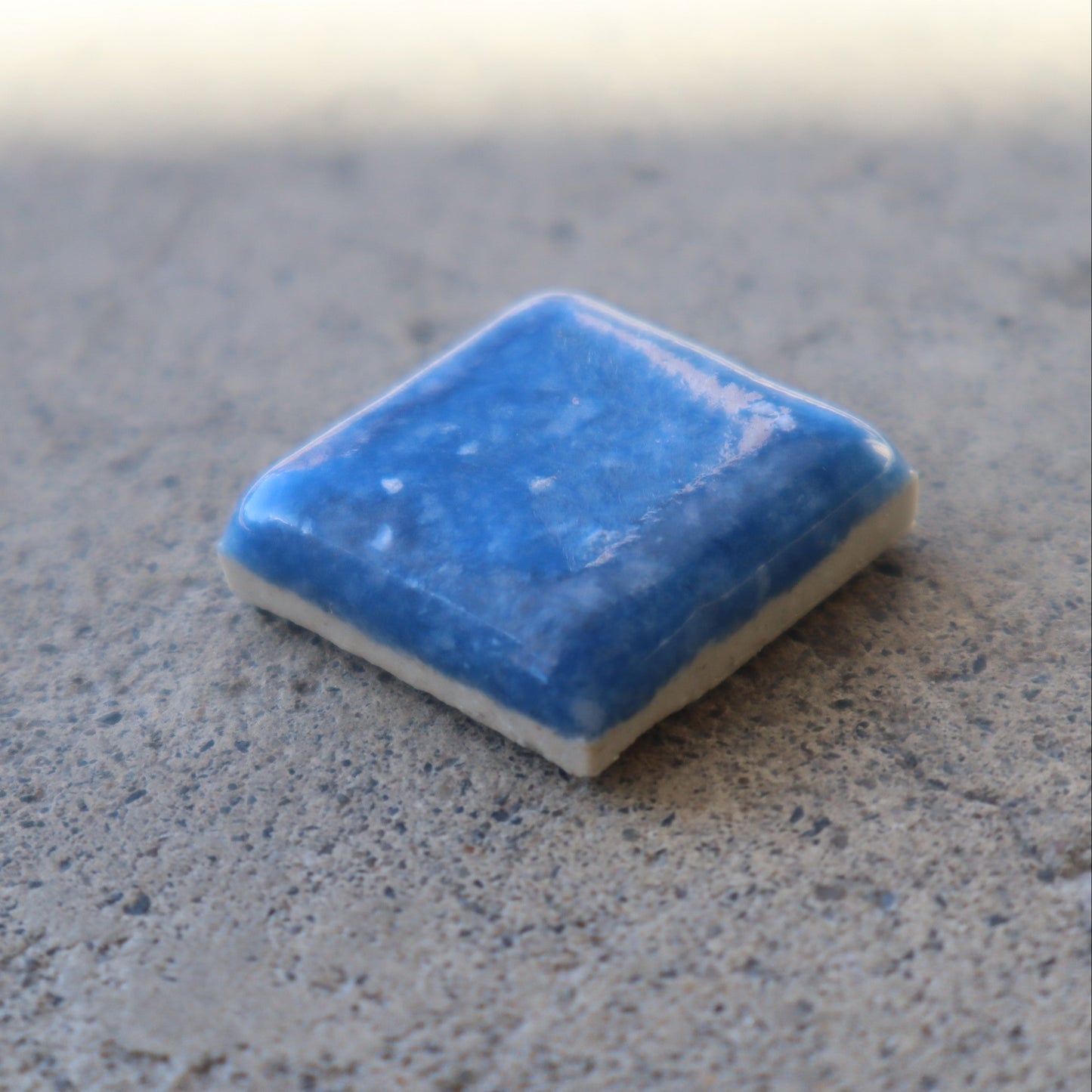 22.5mm角タイル【X-iS エクシィズ】ギヤマンモザイク　青YC-172｜リビング・玄関・洗面など屋内壁に