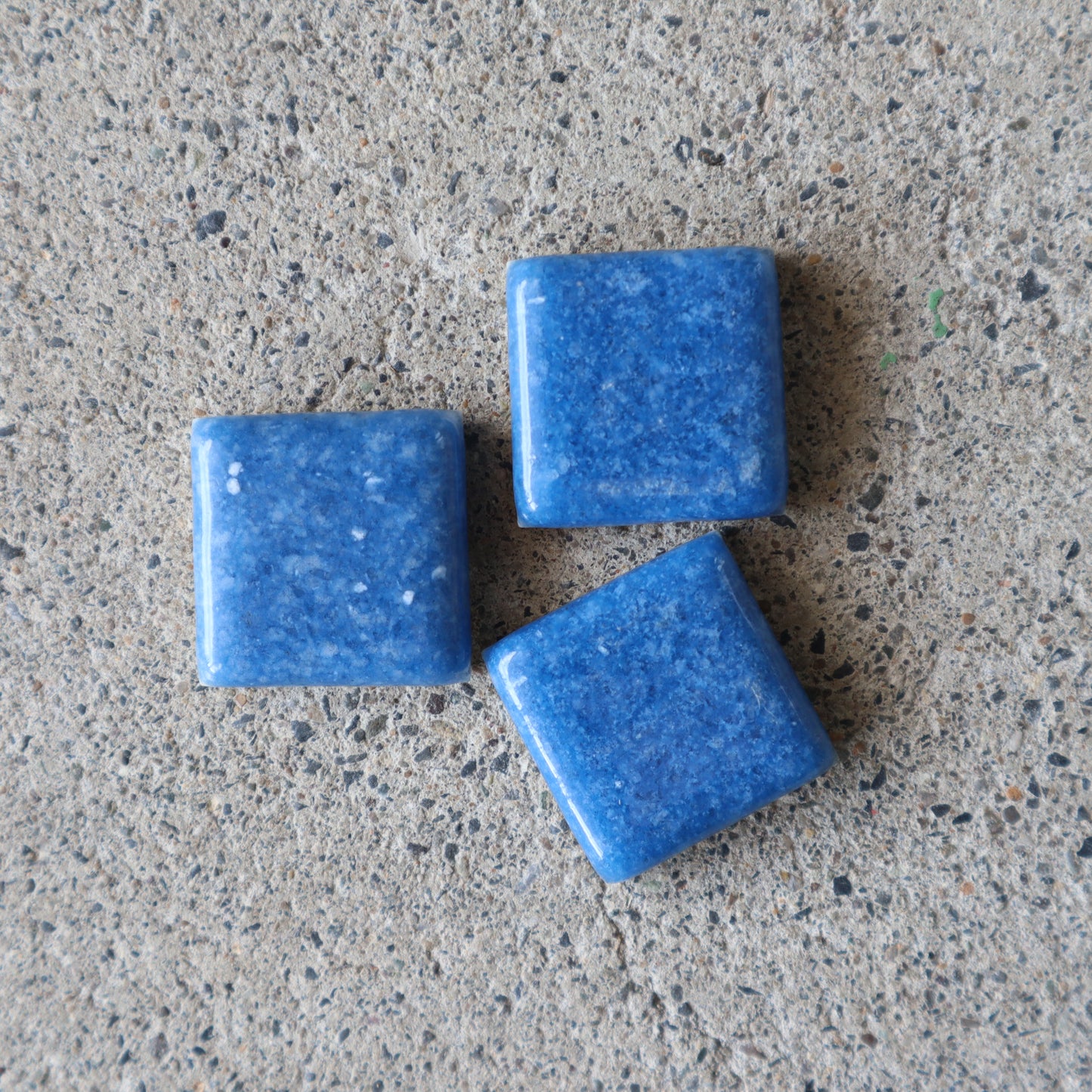 22.5mm角タイル【X-iS エクシィズ】ギヤマンモザイク　青YC-172｜リビング・玄関・洗面など屋内壁に