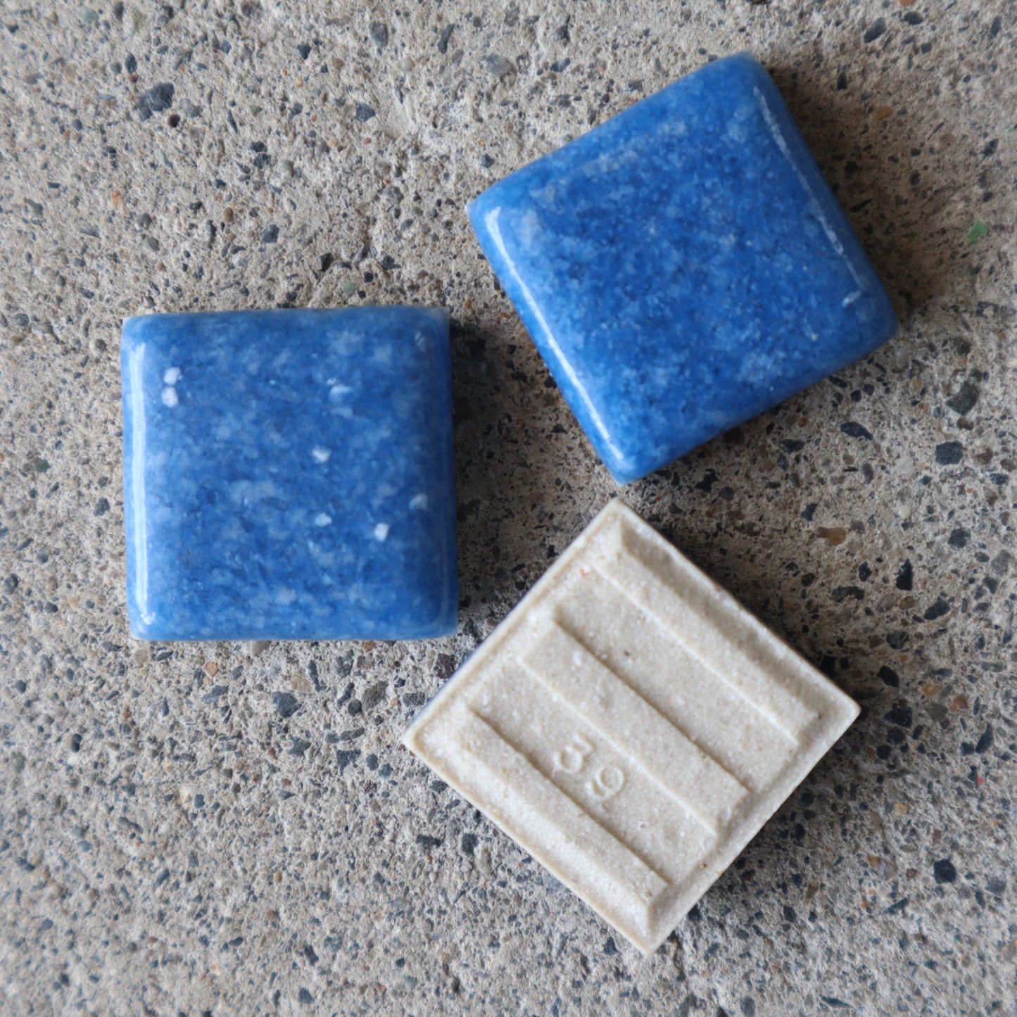 22.5mm角タイル【X-iS エクシィズ】ギヤマンモザイク　青YC-172｜リビング・玄関・洗面など屋内壁に