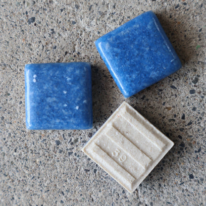 22.5mm角タイル【X-iS エクシィズ】ギヤマンモザイク　青YC-172｜リビング・玄関・洗面など屋内壁に