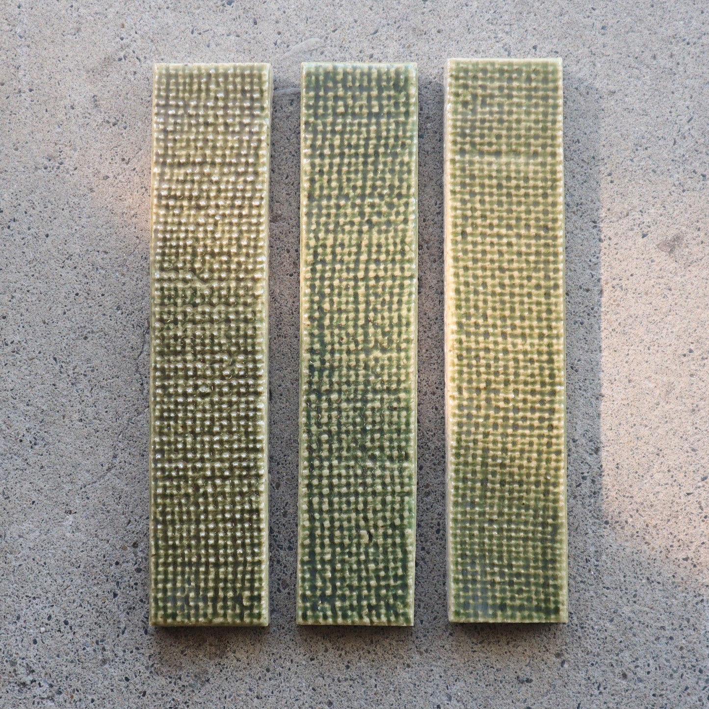 寿草 ジュソウ【アルキ・オーナメント】 JSO-403｜布目デザインタイル｜デッドストックタイル｜廃盤品