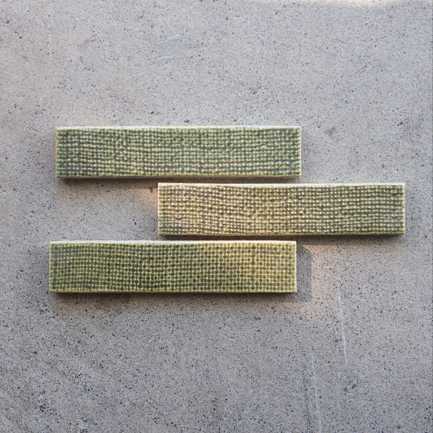 寿草 ジュソウ【アルキ・オーナメント】 JSO-403｜布目デザインタイル｜デッドストックタイル｜廃盤品