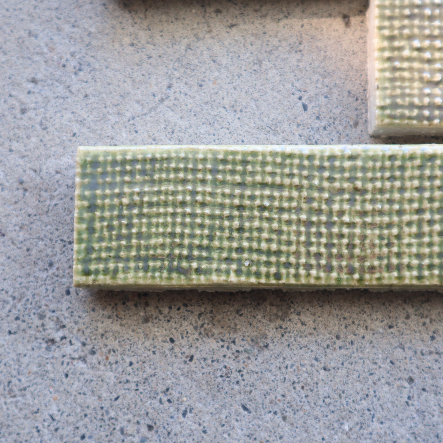 寿草 ジュソウ【アルキ・オーナメント】 JSO-403｜布目デザインタイル｜デッドストックタイル｜廃盤品