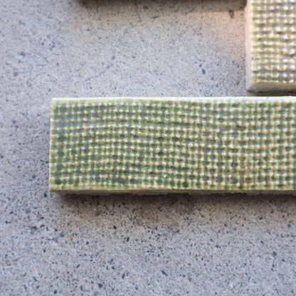 寿草 ジュソウ【アルキ・オーナメント】 JSO-403｜布目デザインタイル｜デッドストックタイル｜廃盤品