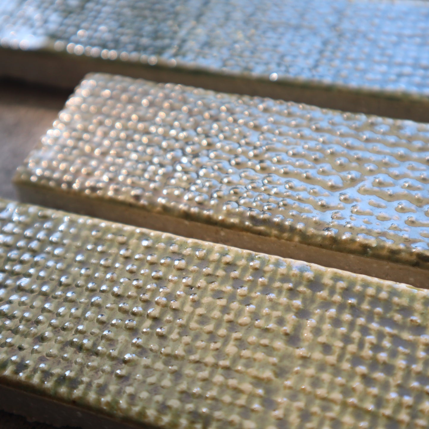 寿草 ジュソウ【アルキ・オーナメント】 JSO-403｜布目デザインタイル｜デッドストックタイル｜廃盤品