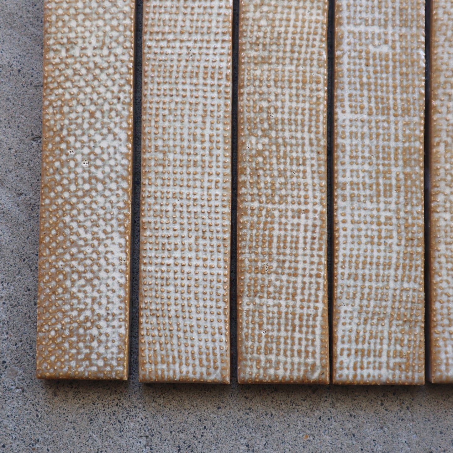 寿草 ジュソウ【アルキ・オーナメント】 JSO-403｜布目デザインタイル｜デッドストックタイル｜廃盤品