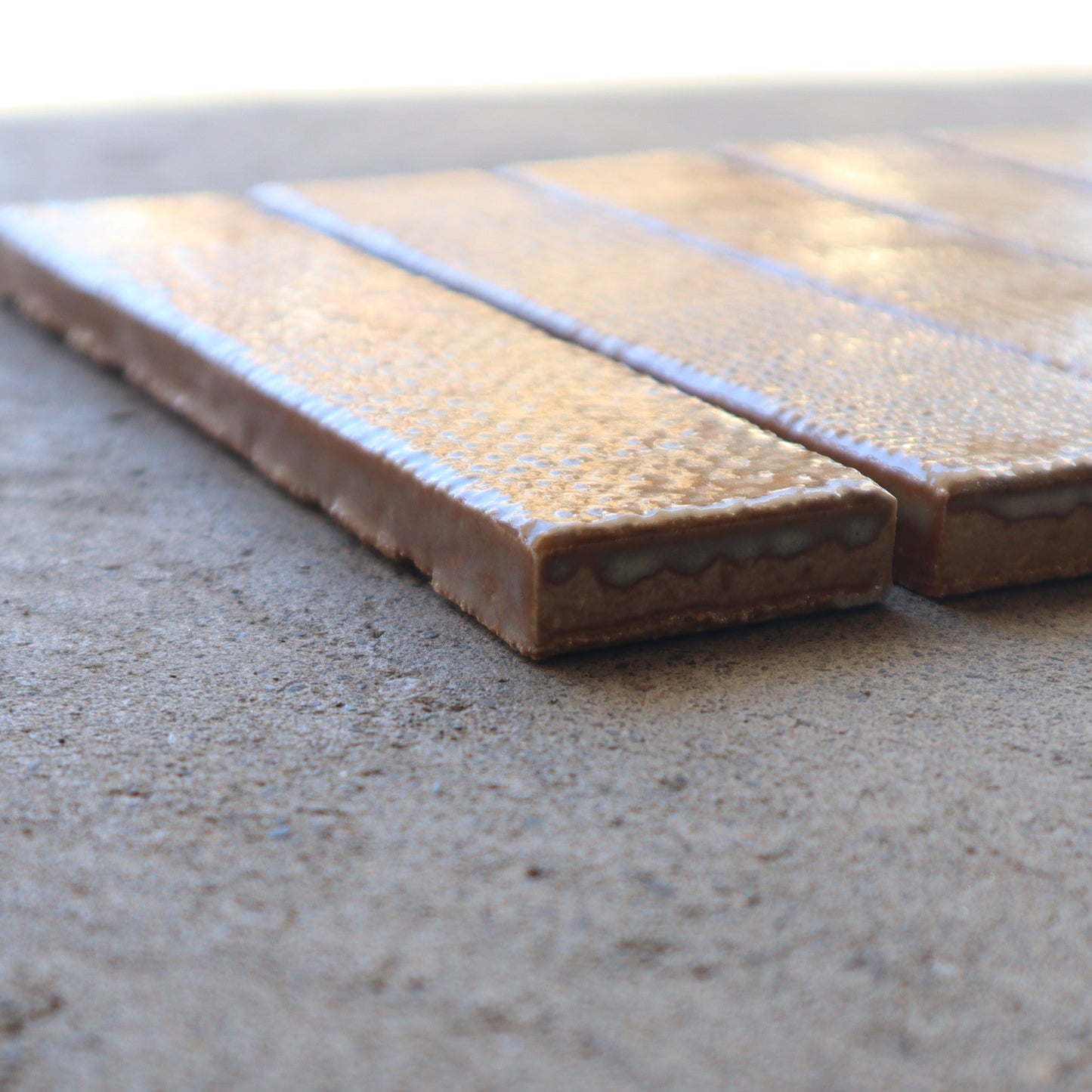 寿草 ジュソウ【アルキ・オーナメント】 JSO-403｜布目デザインタイル｜デッドストックタイル｜廃盤品