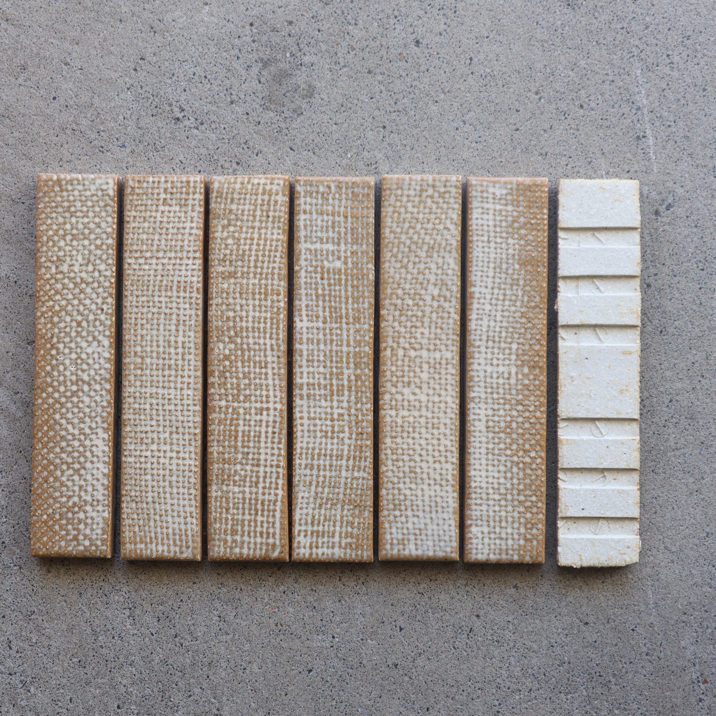 寿草 ジュソウ【アルキ・オーナメント】 JSO-403｜布目デザインタイル｜デッドストックタイル｜廃盤品