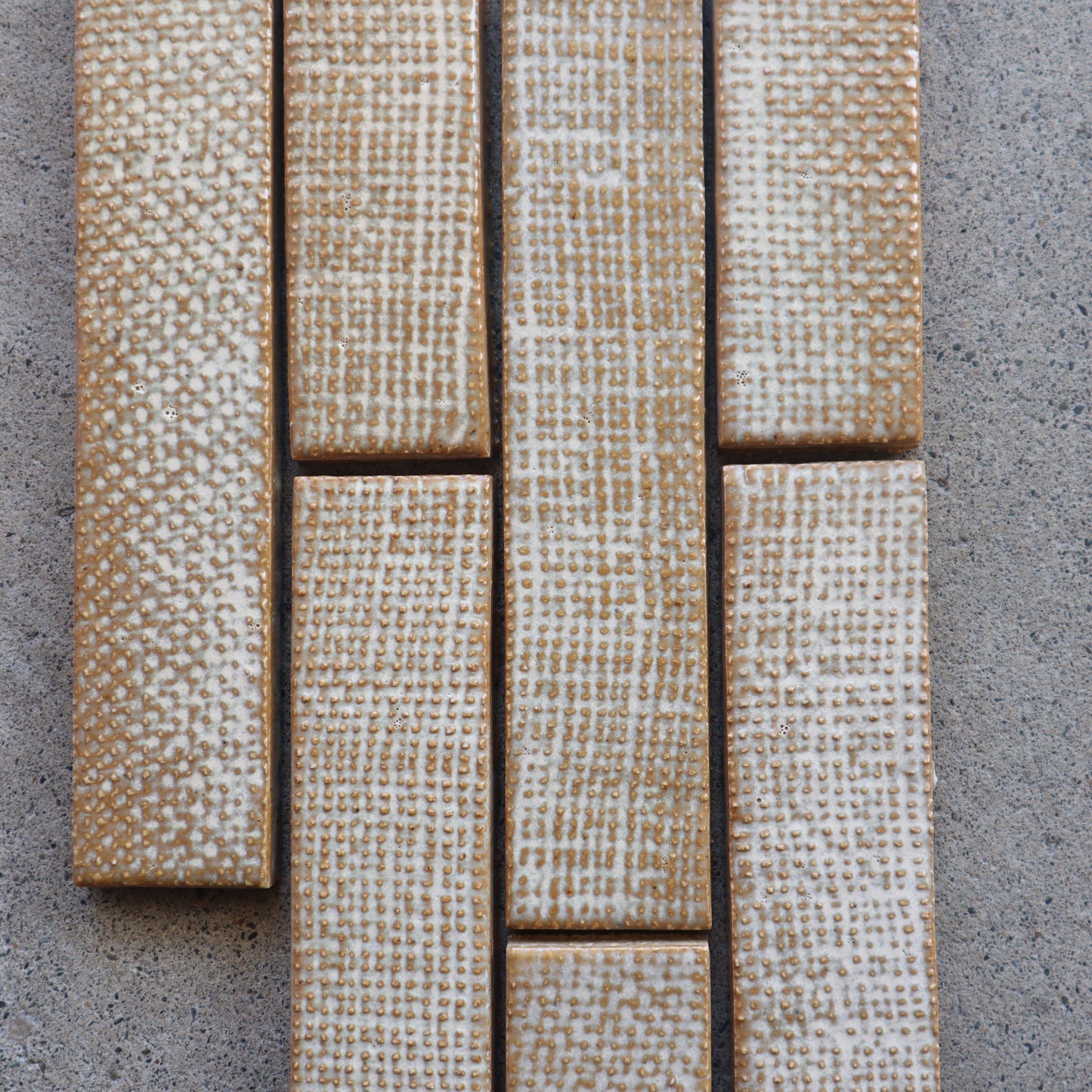 寿草 ジュソウ【アルキ・オーナメント】 JSO-403｜布目デザインタイル｜デッドストックタイル｜廃盤品