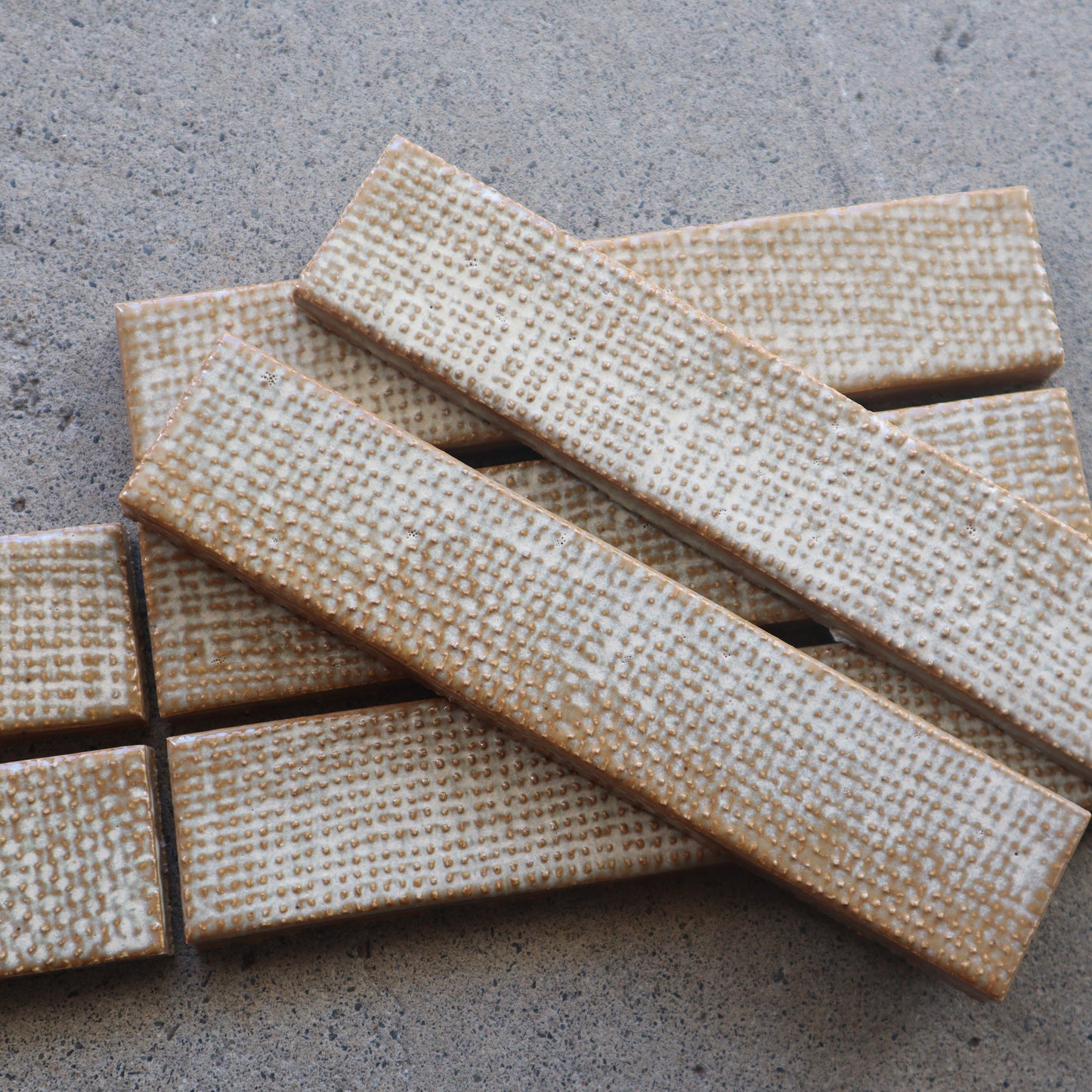 寿草 ジュソウ【アルキ・オーナメント】 JSO-403｜布目デザインタイル｜デッドストックタイル｜廃盤品