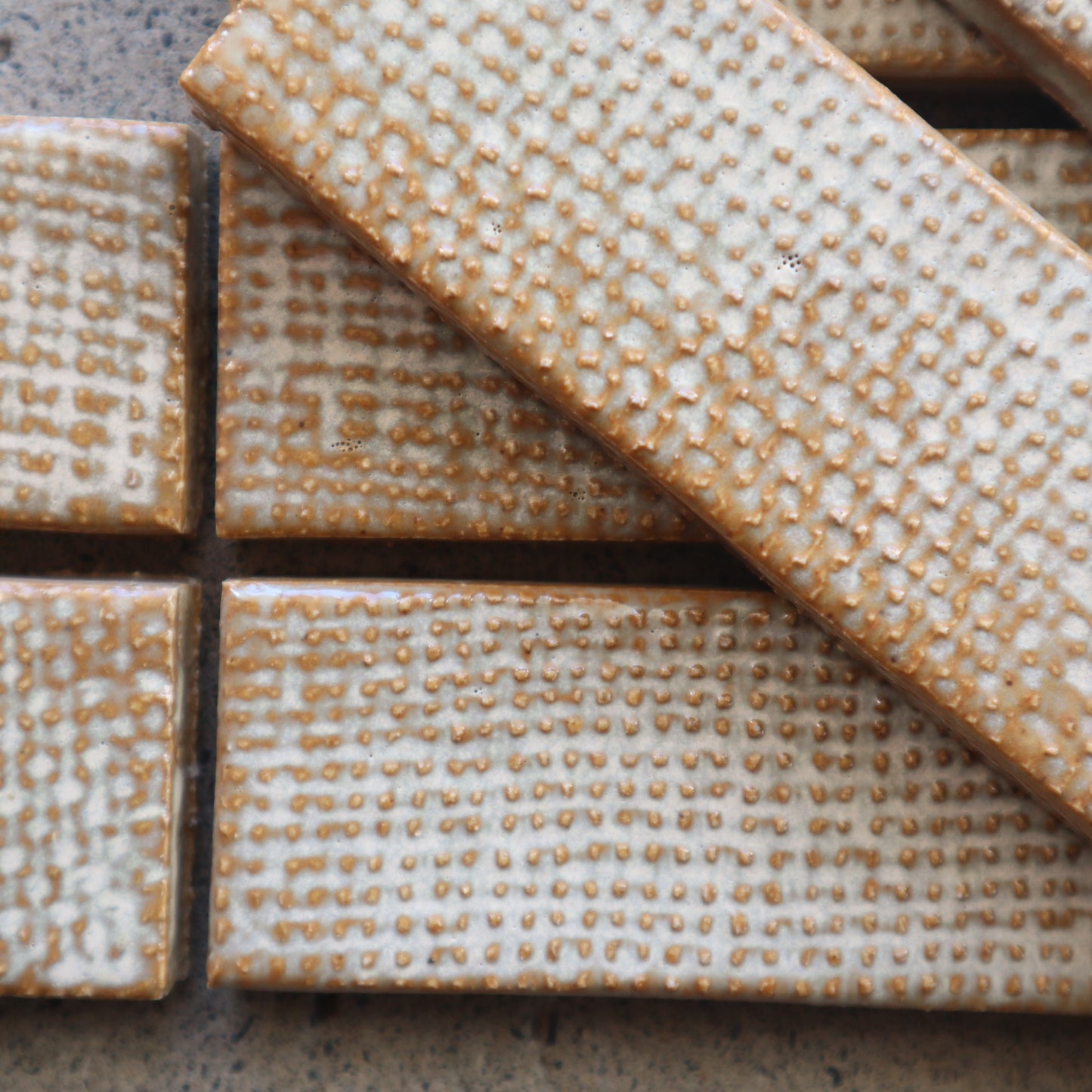 寿草 ジュソウ【アルキ・オーナメント】 JSO-403｜布目デザインタイル｜デッドストックタイル｜廃盤品