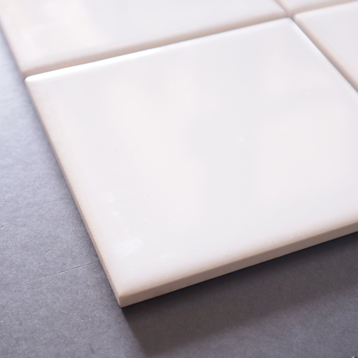 半磁器タイル 100角タイル 平【TOTO】内装壁タイル イベル （ホワイト）AA10#11｜廃盤品