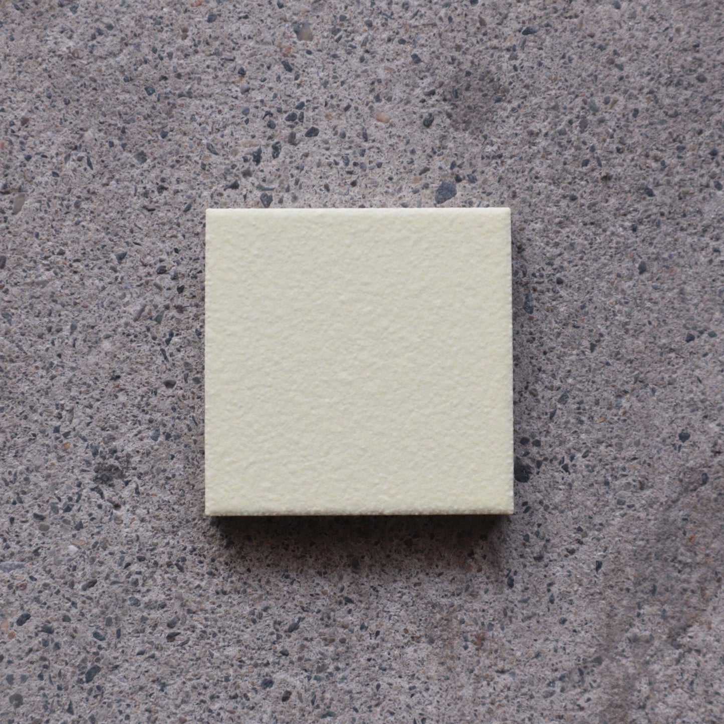 50角タイル プレイン50 YM-155/J-91（クリームイエロー）【LIXIL】 ｜デッドストックタイル
